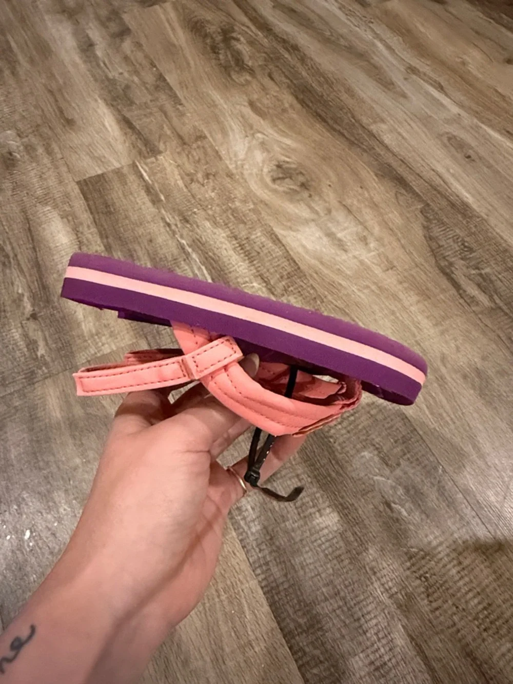 Reef Kids Coral Pink Strappy Flip Flops with Purple Footbed size 5/6
